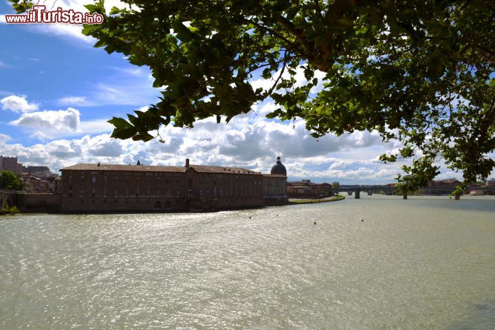 Immagine Uno scorcio classico della città di Tolosa (Toulouse) dal quai de la Daurade, con vista sulla Garonne, l'Hôtel-Dieu Saint-Jacques e il Dôme de la Grave.