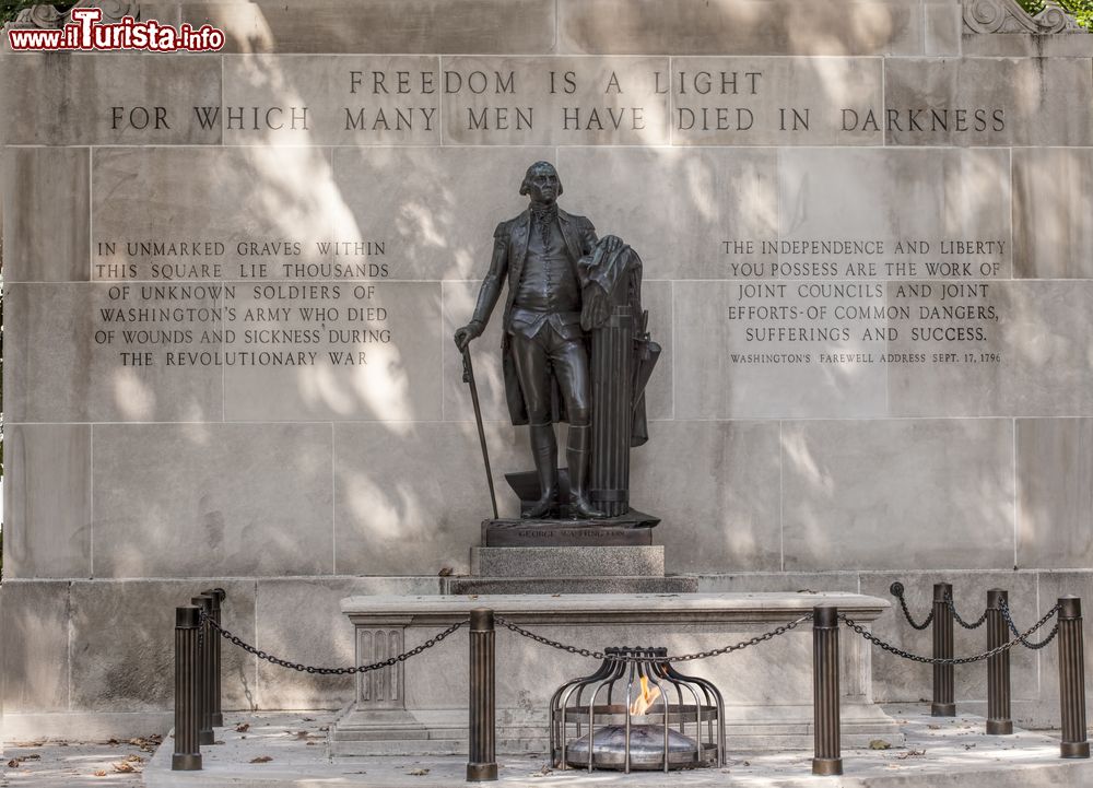 Immagine Tomba e lapide commemorativa di un soldato ignoto in Washington Square a Philadelphia, Pennsylvania.