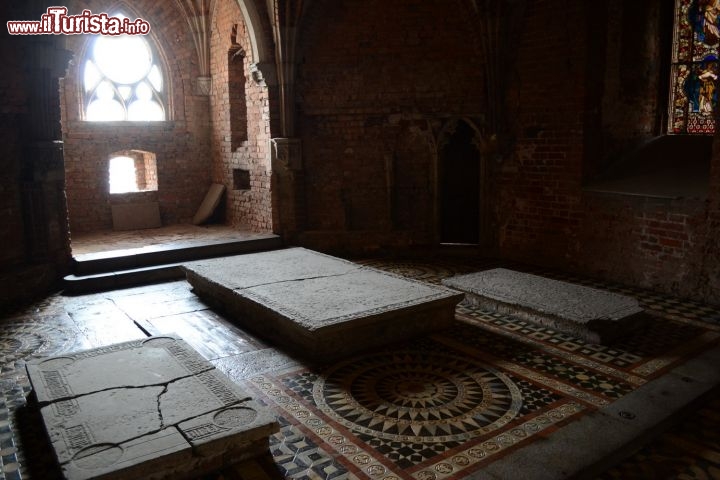 Immagine Tombe nel Castello di Malbork: all'interno del grande complesso hanno trovato sepoltura anche alcuni grandi personaggi storici legati per diverse ragioni al castello, edificato dall'Ordine dei Cavalieri Teutonici nel 1280 e a più riprese passato di mano nel corso della storia.