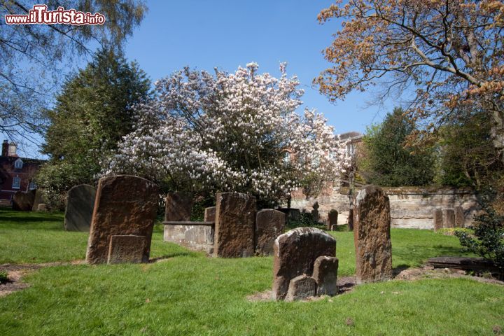 Immagine Tombe nella St.Mary's Cathedral di Warwick, Inghilterra - Alcune tombe ospitate nel cimitero della chiesa collegiata di Santa Maria a Warwick © Gail Johnson / Shutterstock.com