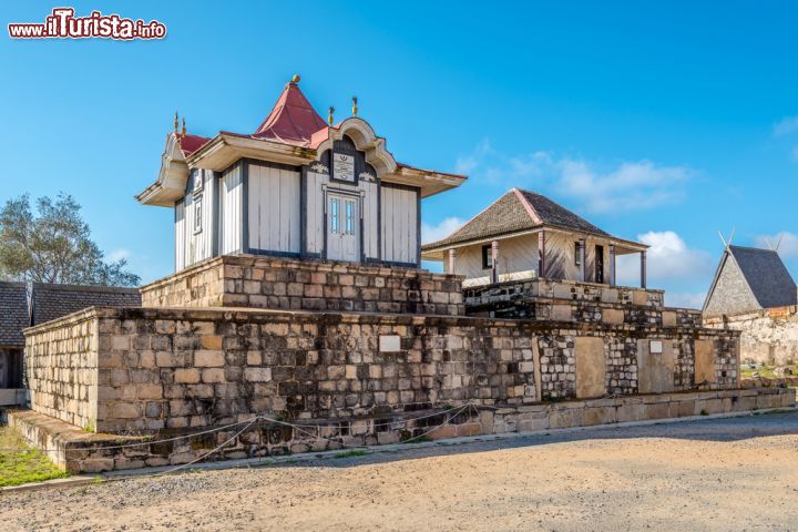 Immagine Le tombe di Radama e Rasoherina nel complesso reale del Rova, il principale edificio della città di Antananarivo (Madagascar) - foto © milosk50 / Shutterstock.com