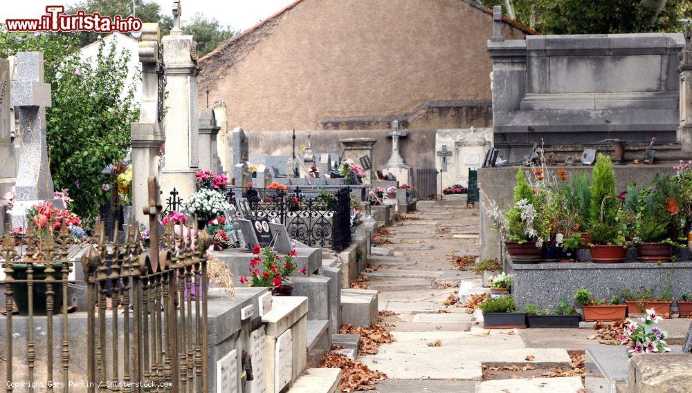 Immagine Tombe e lapidi in un tradizionale cimitero francese a Pezenas con croci, fiori e targhe commemorative - © Gary Perkin / Shutterstock.com