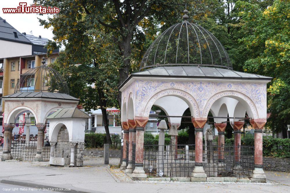 Immagine Tombe in pietra in una piazzetta della città di Travnik, Bosnia e Erzegovina - © Mato Papic / Shutterstock.com