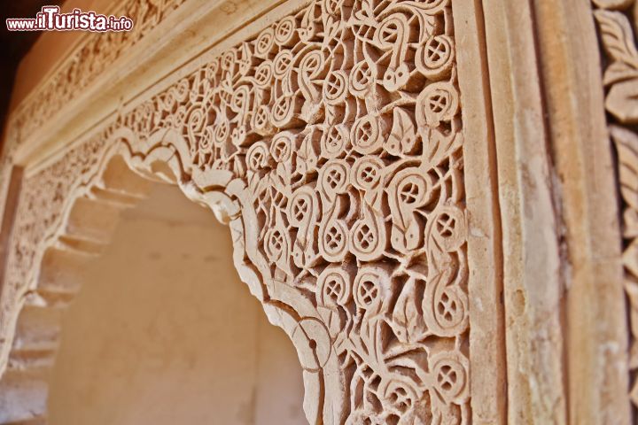 Immagine Dettaglio della decorazioni alle Tombe Sa'diane di Marrakech, Marocco -  Mausoleo della dinastia Sa'diana, queste tombe sono state scoperte solo nel 1917 e restaurate dal Ministero delle Belle Arti del Marocco: grazie alla bellezza delle loro decorazioni rappresentano una delle principali attrazioni turistiche di Marrakech. All'interno si trovano le sepolture di circa 60 componenti della dinastia originaria della valle del fiume Draa. I monumenti sono stati realizzati con marmo di Carrara