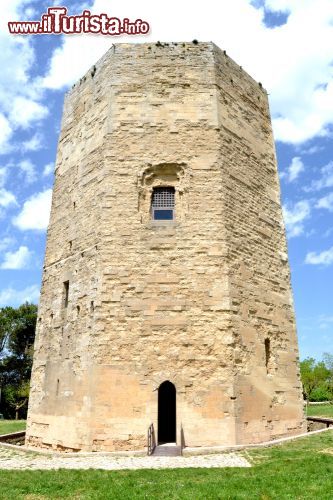 Immagine La Torre di Federico II a Enna: alla corte degli Hohenstaufen - la torre esagonale, uno degli edifici più importanti e simbolici di Enna, fu progettata alla corte di Federico II Hohenstaufen che fu re di Sicilia in epoca medievale. La funzione della torre era essenzialmente difensiva in quanto essa era la "vedetta" della parte occidentale della città- © ciccino77 / Shutterstock.com