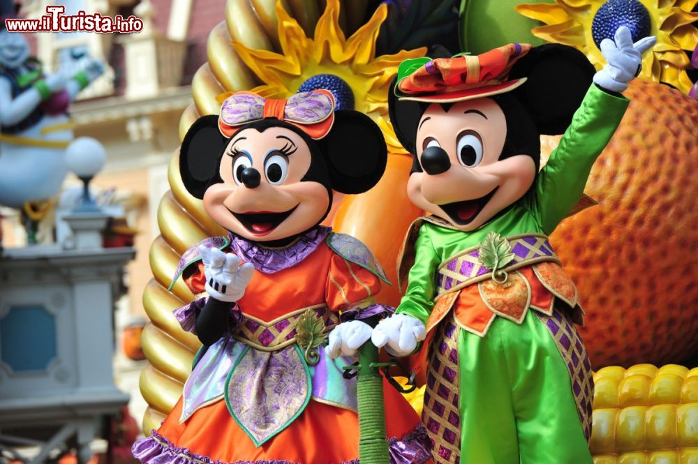 Immagine Topolino e Minnie alla parata di Halloween - © news.disneylandparis.com