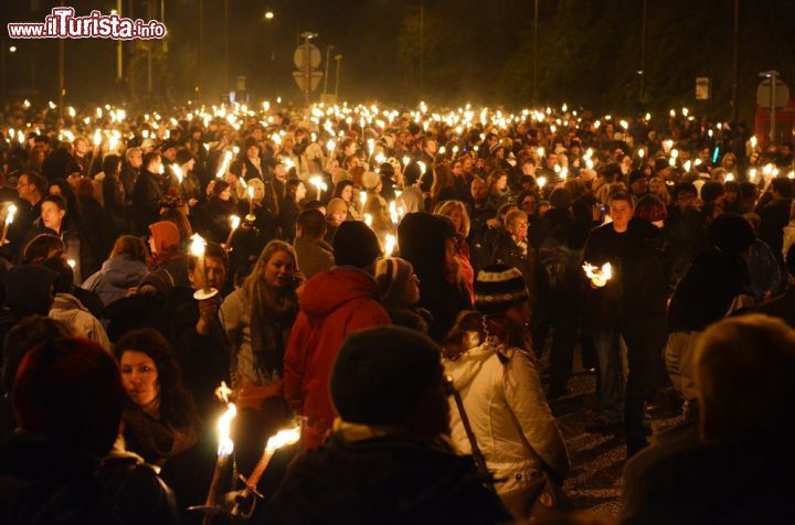 Immagine Torchlight Procession la fiaccolata del 30 dicembre a Edimburgo - © Brendan Howard / Shutterstock.com