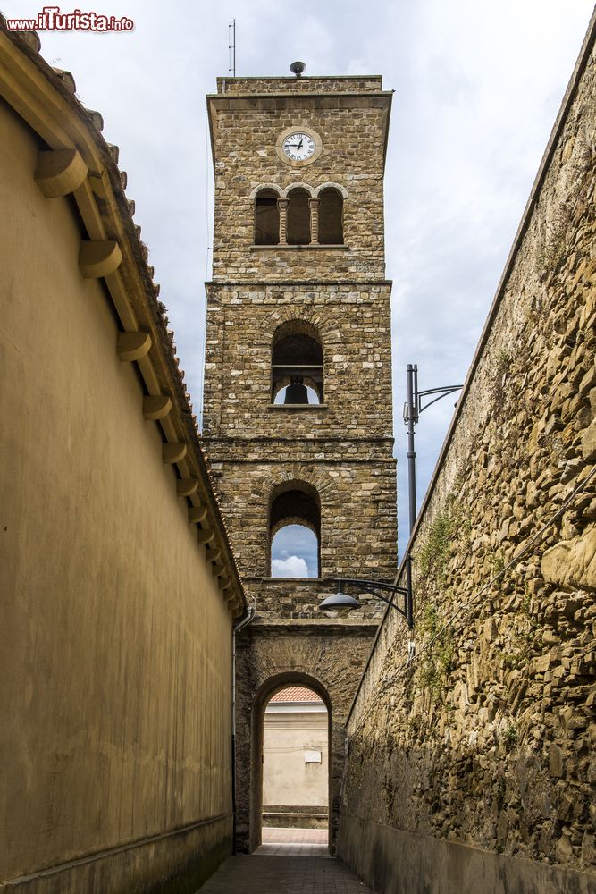 Immagine Torre campanaria a Castellabate, Campania, Italia. Un bel particolare del campanile di questa località del Cilento.
