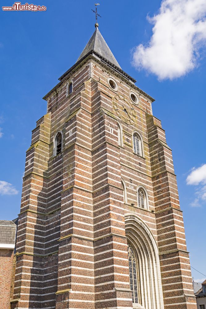Immagine Torre campanaria a Wavre, Belgio, con la caratteristica decorazione a strisce.
