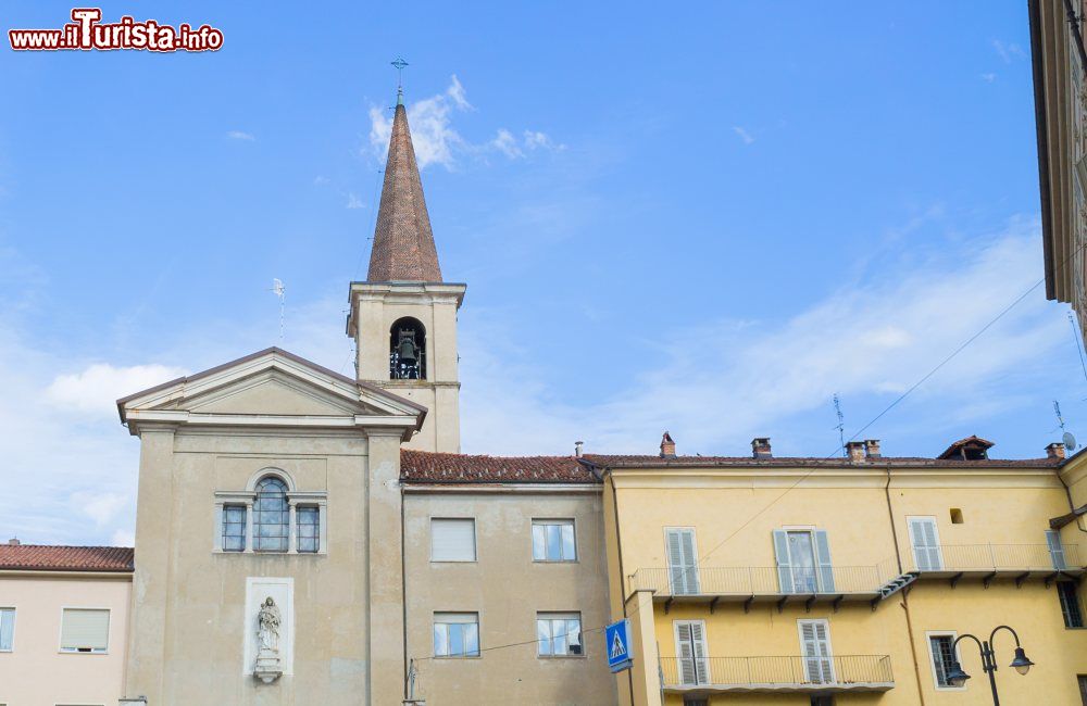 Immagine La torre campanaria della chiesa di Sant'Agostino a Mondovì, Piemonte, Italia.