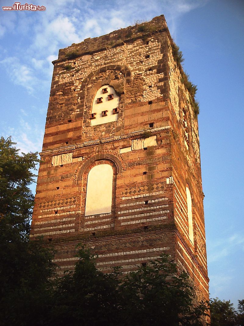 Immagine La Torre Campanaria della Cattedrale di Telese in Campania - © Adam91 - CC BY-SA 3.0, Wikipedia