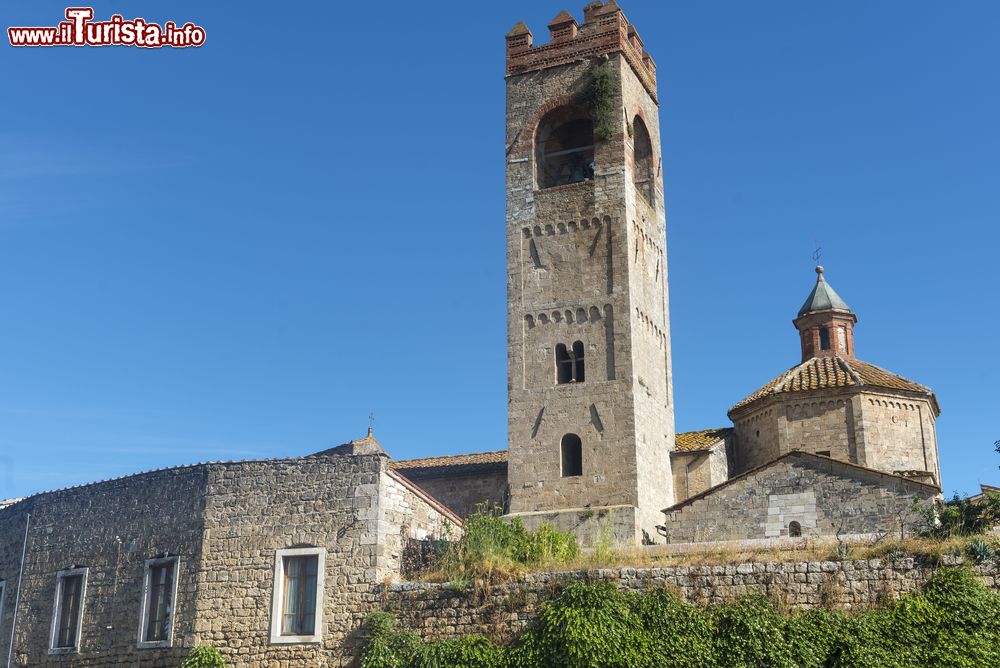 Immagine Torre campanaria della Collegiata di Sant'Agata nel centro di Asciano, Toscana. L'elegante campanile si innalza a fianco dell'edificio religioso e completa questo luogo di culto.