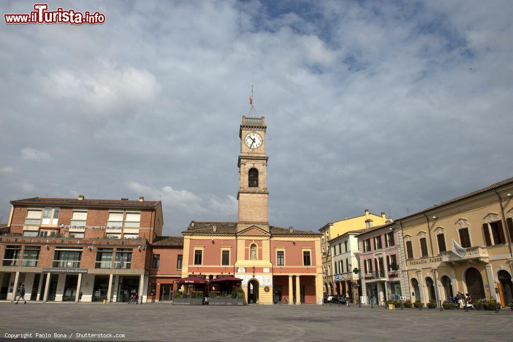 Immagine Torre campanaria di Forlimpopoli e piazza centrale della cittadina romagnola - © Paolo Bona / Shutterstock.com