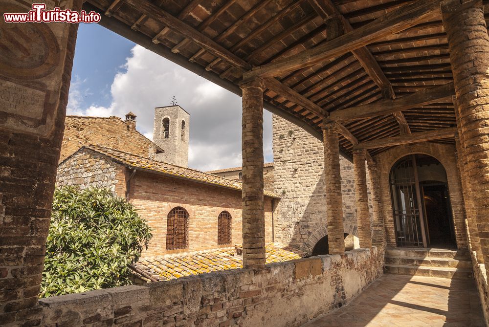 Immagine Torre campanaria di San Gimignano, Siena, vista dal portico di un palazzo medievale (Toscana).