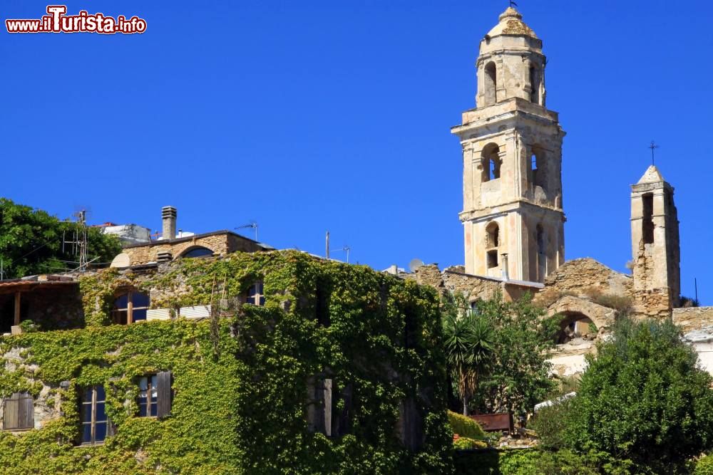 Immagine La torre campanaria della vecchia chiesa di Sant'Egidio a Bussana Vecchia, Sanremo, Liguria. Il campanile, miracolosamente scampato al sisma del 1887, viene visto dagli abitanti di Bussana Vecchia come il simbolo del paese.