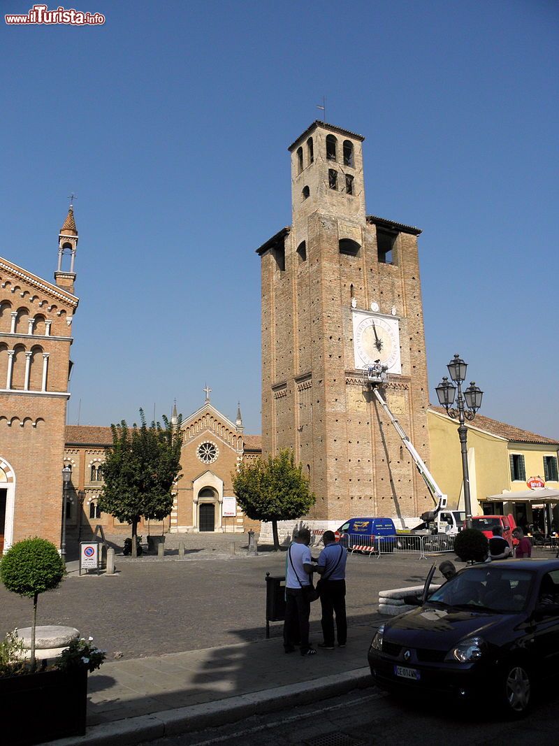 Immagine Torre Carrarese, a fianco del Duomo di Piove di Sacco in Veneto - © Threecharlie - CC BY-SA 3.0, Wikipedia