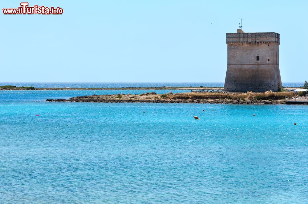 Immagine Torre Chianca a Porto Cesareo, sullo sfondo l'Isola della Malva raggiungibile in barca o pedalò