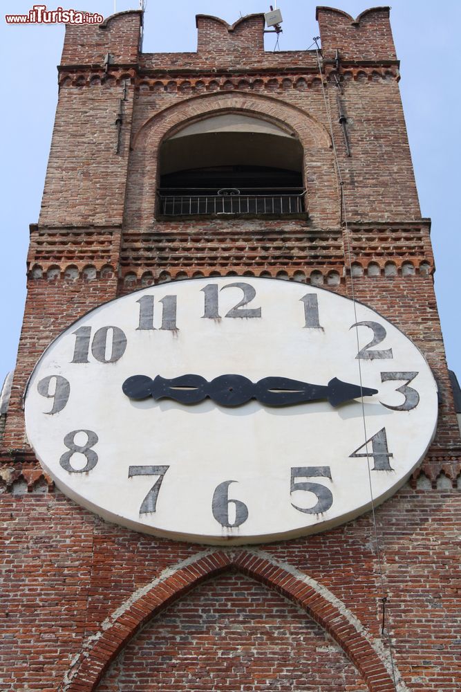 Immagine Particolare della torre civica del Belvedere a Mondovì, Piemonte, Italia. Chiamata anche torre dei Bressani, questa costruzione venne eretta fra il XIII° e il XIV° secolo in forme gotiche poi modificate nel corso dei secoli.