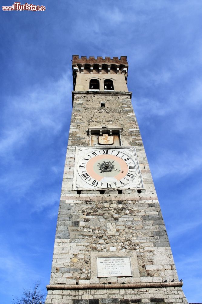 Immagine Torre civica di Lonato del Garda, Lombardia, Italia. Sormontata da una cupola prima del 1800, la torre venne poi sopraelevata e ornata di merlatura. L'orologio che la impreziosisce è opera di Domenico Crespi di Cremona.