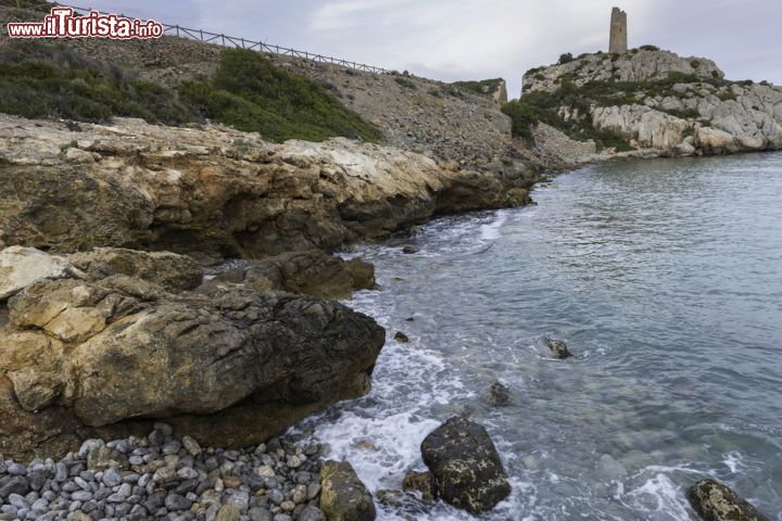Immagine Torre Colomera a Oropesa del Mar, Spagna. Per difendere la città dai frequenti attacchi dei berberi vennero innalzate le torri cinquecentesche di Colomera e Corda. In questa immagine, uno scorcio panoramico della torre di avvistamento "de la Colomera"