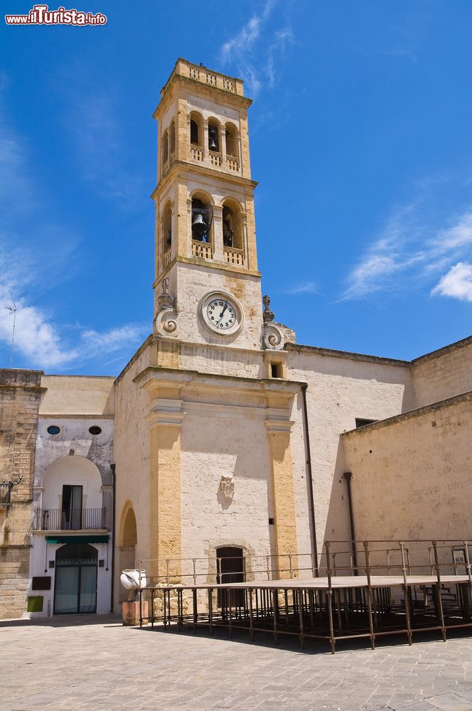 Immagine Torre con orologio nel borgo di Specchia in Puglia, provincia di Lecce