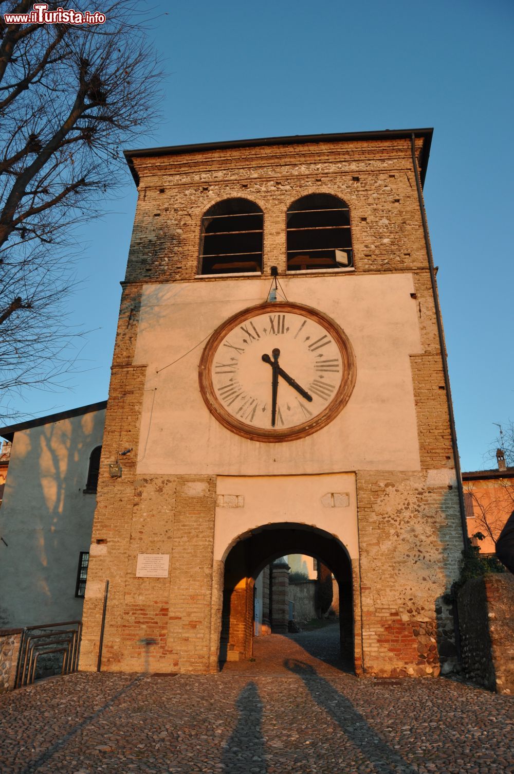 Immagine Torre con orologio nel centro di Castiglione delle Stiviere in provincia di Mantova