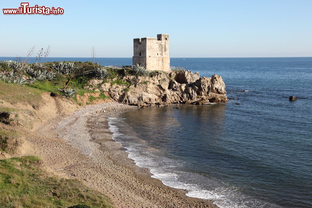 Immagine Torre de la Sal con una piccola spiaggia nei pressi di Estepona, Spagna. Questa torre, con sezione quadrata e due piani, sorge su un promontorio sulla costa tra il fiume Manilva e Playa de la Sal e l'Arroyo Camarate e Playa de Piedra Paloma nel comune di Casares.