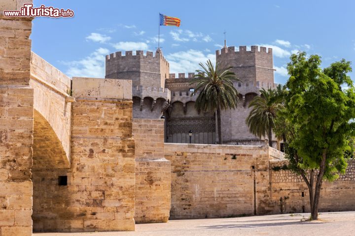 Immagine La Torre de Serranos, una delle antiche dodici porte medievali sulle mura che circondavano la città di Valencia (Spagna). Oggi è una delle poche rimaste intatte - foto © peresanz