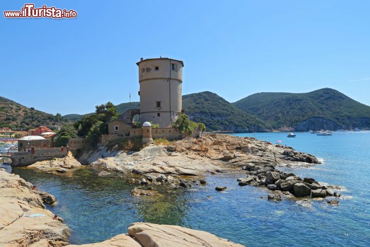 Immagine Torre del Campese, si trova all'imboccatura del porto ergendosi su di un gruppo di scogli sulla costa occidentale dell'Isola del GIglio - © trotalo / Shutterstock.com