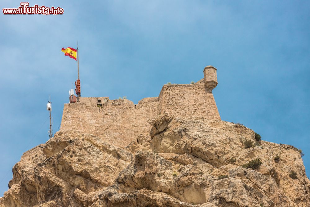 Immagine Torre del castello di Santa Barbara a Alicante, Spagna, vista dal basso: abbandonata sino al 1963, questa fortezza è stata poi aperta al pubblico. Oggi è uno dei monumenti più visitati dai turisti.