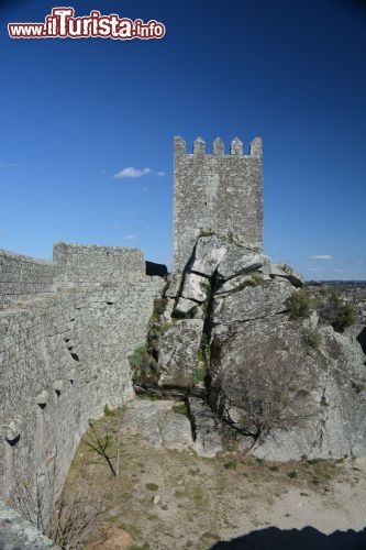 Immagine Torre del castello medievale a Sortelha, Portogallo - Situato in posizione pittoresca, questo meraviglioso borgo portoghese è circondato da una cinta muraria perfettamente conservata che scende e sale modellandosi al terreno irregolare e creando una cornice favolosa. Con due porte fiancheggiate da torri, la fortificazione circonda completamente il borgo © Pieter van Castro / Shutterstock.com