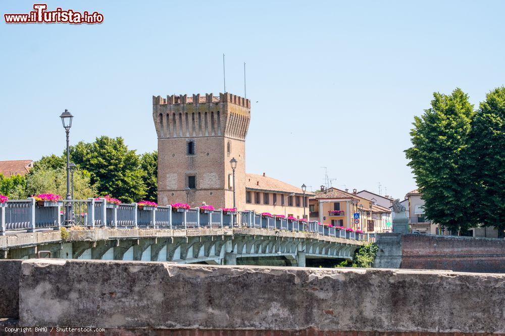 Immagine Torre del Guado e ponte sul fiume Adda a Pizzighettone di Cremona, Lombardia - © BAMO / Shutterstock.com