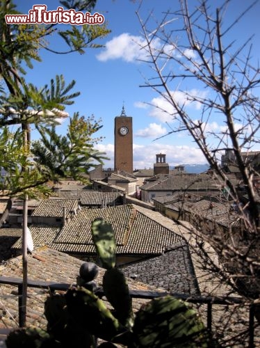Immagine La Torre del Moro si trova nel borgo di Orvieto, la città appollaiata su di una rupe di tufo lungo la valle del Tevere, in provincia di terni in Umbria