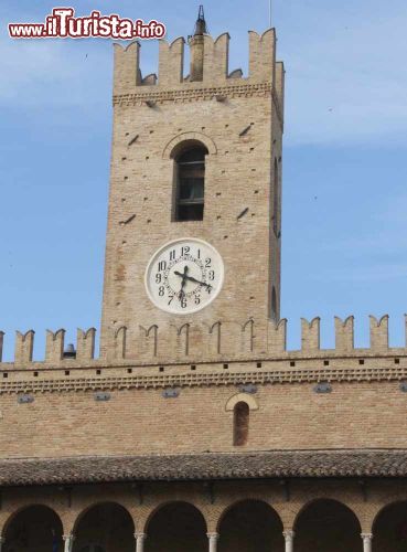 Immagine Torre del municipio storico di Offida nelle Marche - © life_in_a_pixel / Shutterstock.com