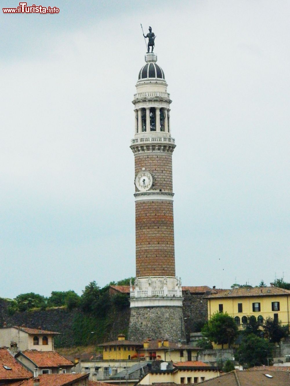 Immagine La Torre del Popolo di Palazzolo sull'Oglio è la torre civica campanaria a sezione circolare più alta d'Europa  - © Lukidd / Wikipedia
