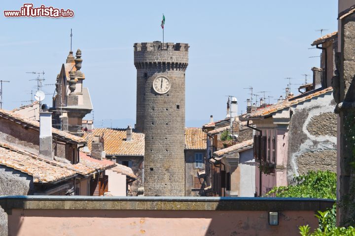 Immagine La Torre dell'Orologio domina il Palazzo della Loggia e il borgo di Bagnaia (Viterbo, Lazio).
