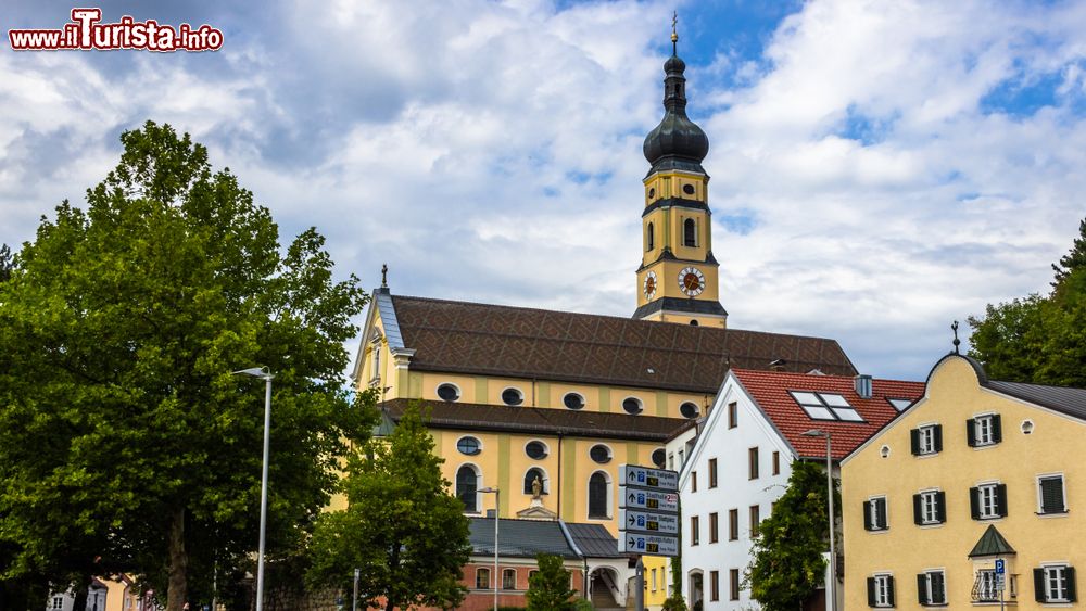 Immagine Torre della chiesa del Santo Sepolcro a Deggendorf, Germania. Fra i più interessanti realizzati in Baviera, questo campanile è stato terminato nel 1727.