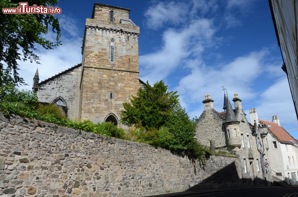 Immagine La torre della vecchia chiesa di Kirkcaldy fotografata dal basso, Scozia, UK. Fra gli edifici più importanti conservati in città c'è anche la Old Parish Church con la sua torre normanna.