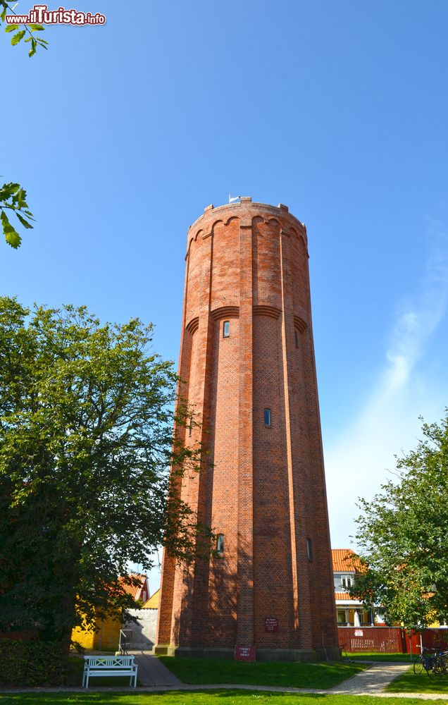 Immagine La torre dell'acqua nel centro della città di Skagen, Danimarca. Costruita in mattoni rossi, si innalza slanciata nel cuore cittadino.