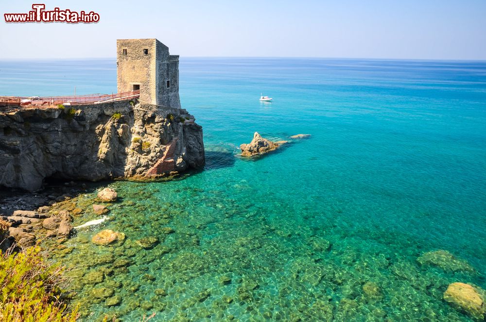 Immagine Torre delle Ciavole, sulla costa nord della Sicilia a Gliaca di Piraino in provincia di Messina