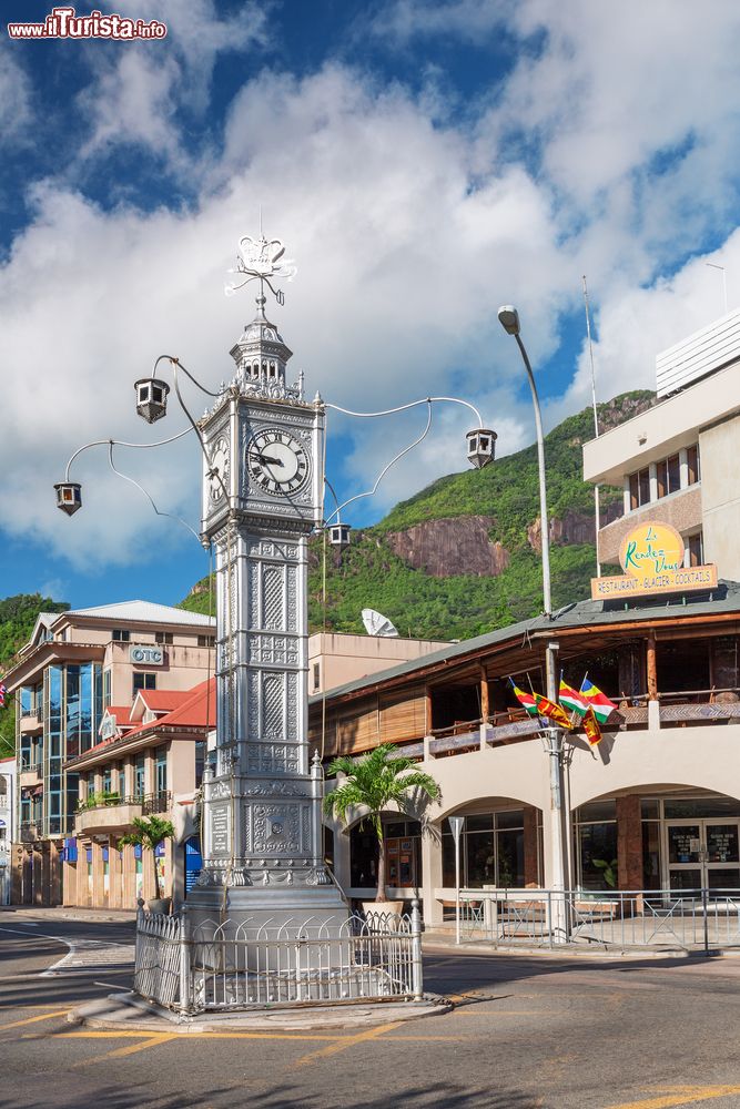 Immagine Torre dell'orologio nella città di Victoria, isola di Mahé, Seychelles. E' stata costruita sul modello di quella londinese di Vauxhall.