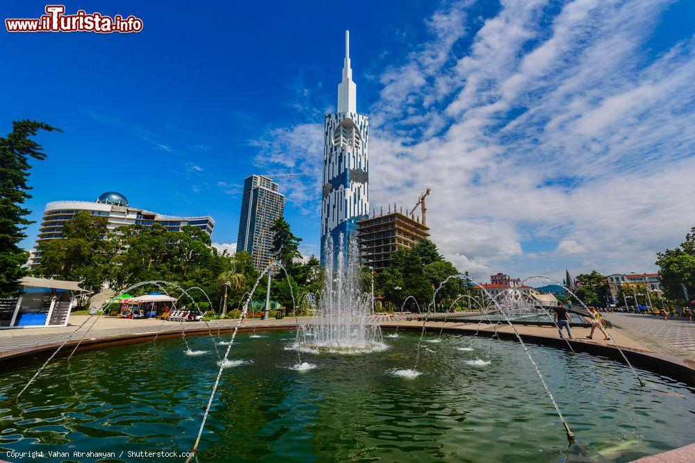 Immagine La torre dell'Università Tecnologica di Batumi, Georgia. E' il primo grattacielo al mondo con una ruota integrata - © Vahan Abrahamyan / Shutterstock.com