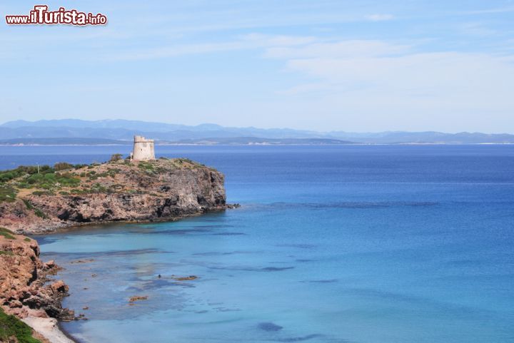 Immagine Una antica torre di avvistamento a Sant'Antioco, e il bel mare della Sardegna- © D.serra1 / Shutterstock.com