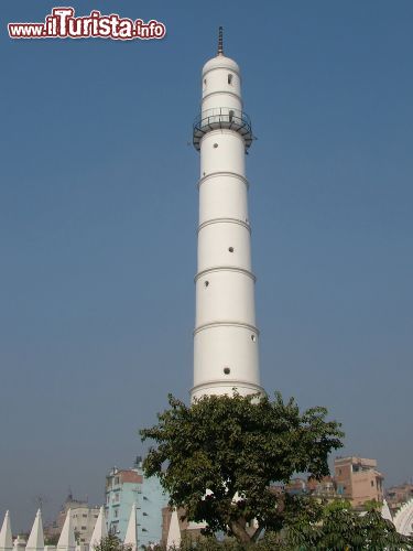 Immagine Torre di Bhimsen a Kathmandu, Nepal. Una bella immagine della torre di nove piani simile a un minareto andata purtroppo distrutta nel terremoto del 2015 - © Om Prakash Yadav / Shutterstock.com