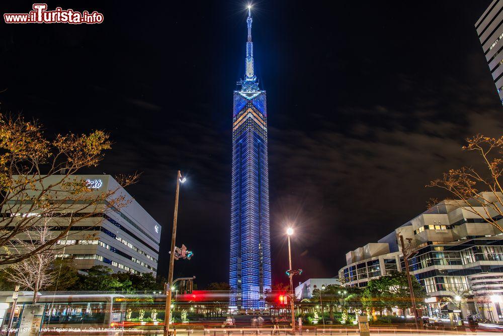 Immagine La torre di Fukuoka fotografata di notte, Giappone. Eretta nel 1989 in occasione dell'Asian Pacific Expo, la torre è il 13° edificio più alto del paese con i suoi 234 metri - © Jirat Teparaksa / Shutterstock.com