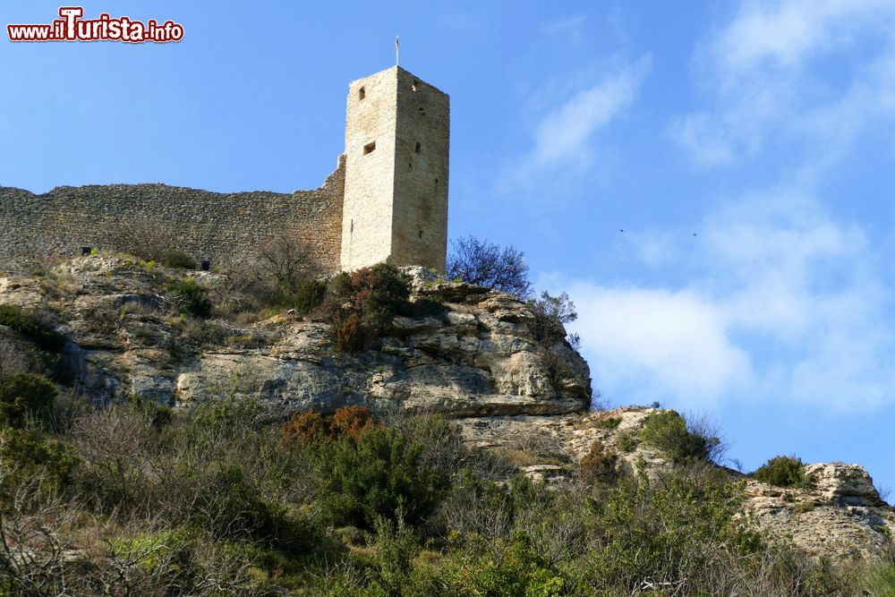 Immagine Torre e bastioni della fortezza di Mornas nei pressi di Orange, Vaucluse, Francia.