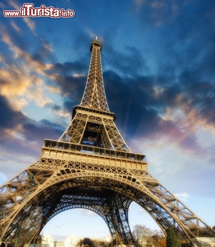 Immagine La torre Eiffel a Parigi al tramonto
