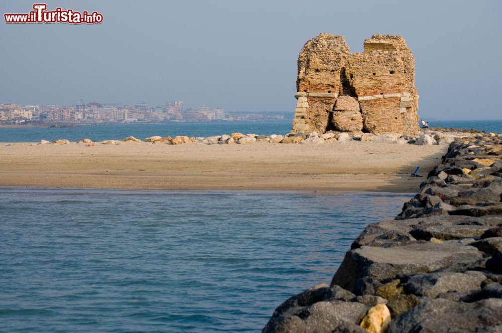 Immagine Torre Flavia sulla spiaggia di Marina di Cerveteri, nel Lazio