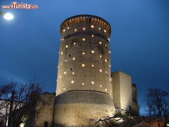 Immagine Torre illuminata durante il periodo natalizio a Tricarico - © Rocco Stasi - CC BY 3.0 - Wikipedia.