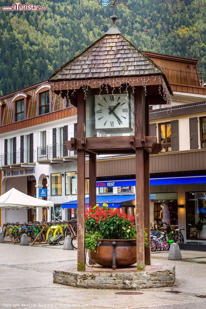 Immagine Torre in legno con orologio in una strada del centro di Chamonix, Alpi francesi - © Nataliya Nazarova / Shutterstock.com